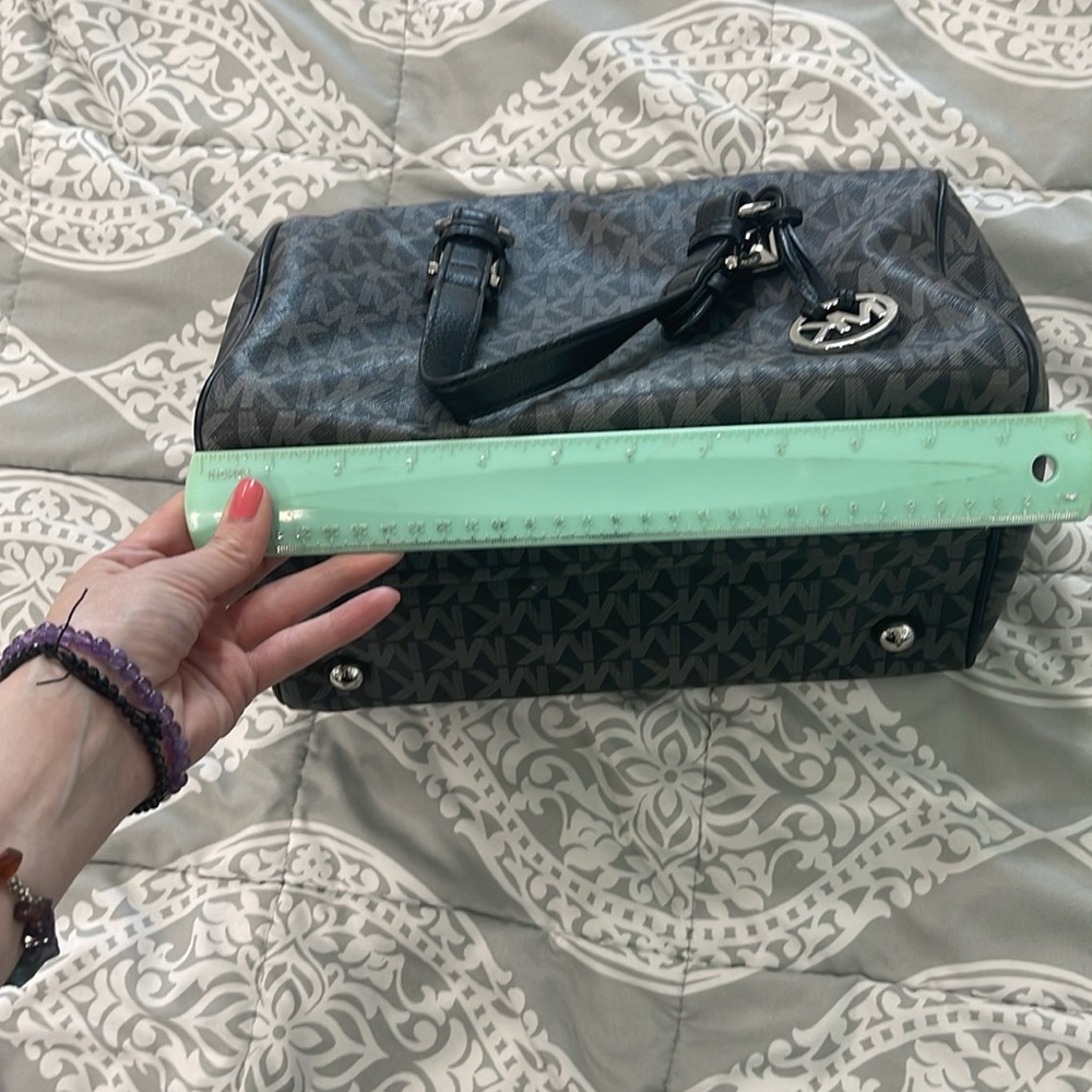 Pre-loved, in great condition MK purse - Picture 7 of 12